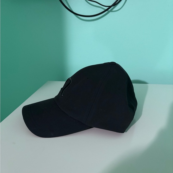 lululemon athletica Black Hat - perfect condition - Picture 2 of 3